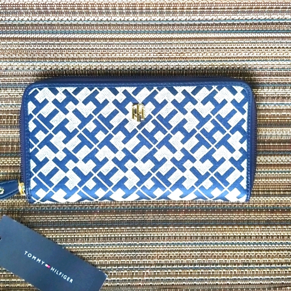 T H purse
